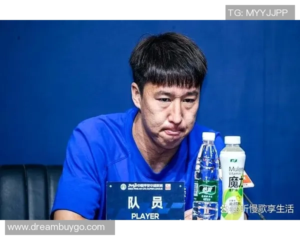 扎辫子男足球明星的独特风格与场上表现的完美结合探讨 扎辫子男足球明星的独特风格与场上表现的完美结合探讨