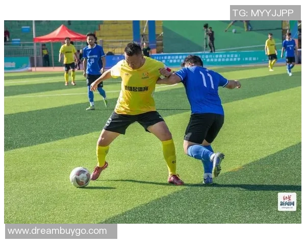 与足球明星亲密合影粉丝的梦想瞬间记录下的精彩时刻 与足球明星亲密合影粉丝的梦想瞬间记录下的精彩时刻