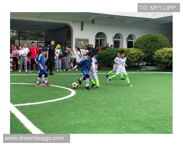 足球明星小球迷的梦想之旅与成长故事分享 足球明星小球迷的梦想之旅与成长故事分享