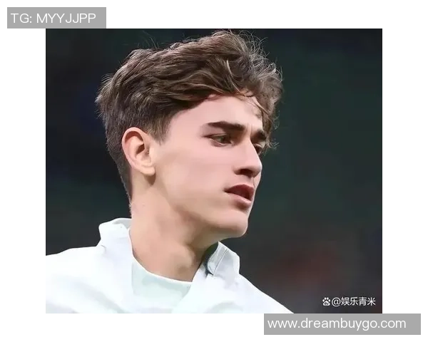 足球明星潮流时尚写真集展现球场外的魅力与风采 足球明星潮流时尚写真集展现球场外的魅力与风采